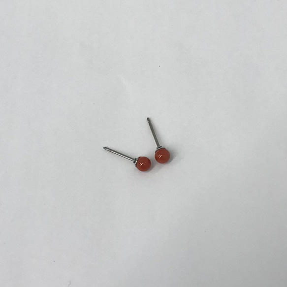 赤珊瑚玉（朱赤色）約4mm小さなぴあす・ポストチタン　R40208 9枚目の画像