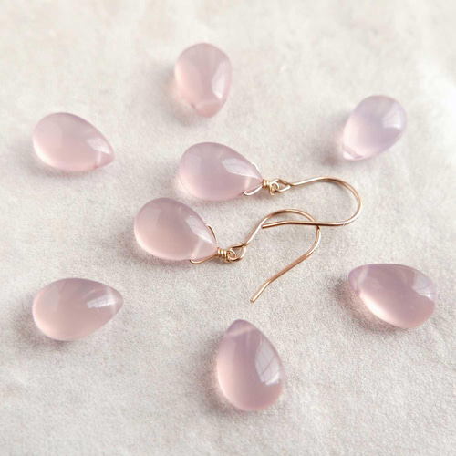 薄梅紫 ライラックパープルカルセドニーのピアス ピアス（フック