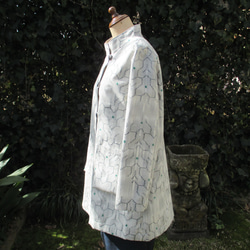 春に向けてのチュニックコート。白っぽい紬でのリメイクコートです。軽くてしっかりした紬です。 2枚目の画像