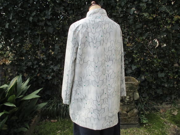 春に向けてのチュニックコート。白っぽい紬でのリメイクコートです。軽くてしっかりした紬です。 3枚目の画像