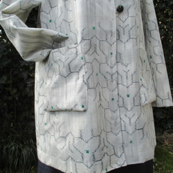 春に向けてのチュニックコート。白っぽい紬でのリメイクコートです。軽くてしっかりした紬です。 4枚目の画像