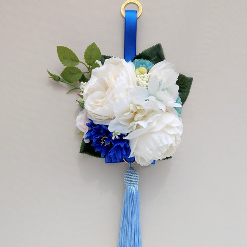純白とブルー ブーケのような壁掛け フラワーアレンジメント/フラワー  