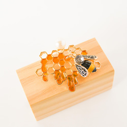 『スウィーティの蜂蜜と蜂のブローチ』 2枚目の画像