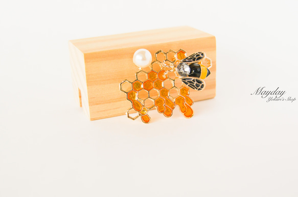 『スウィーティの蜂蜜と蜂のブローチ』 1枚目の画像