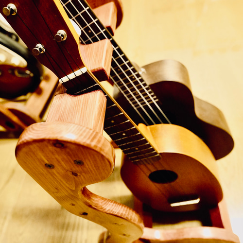 限定1台】手作り木工 木製ウクレレスタンド（ニス仕上げ） 2本掛け