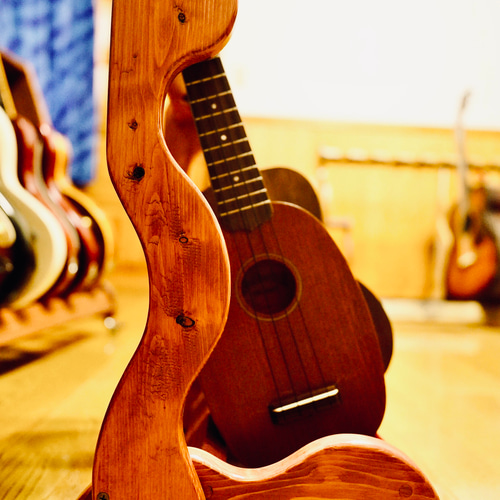 限定1台】手作り木工 木製ウクレレスタンド（ニス仕上げ） 2本掛け