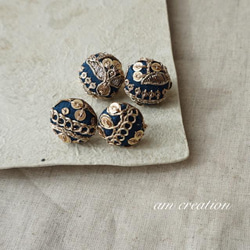 インド刺繍のコロンと１粒耳飾り＜ネイビーブルー×ゴールドスパンコール＞ 4枚目の画像