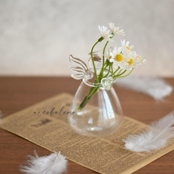 【花瓶セット】天使が抱えるカモミールの花束 1枚目の画像
