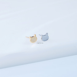 小粒 猫 ゴールド シルバー14kgf スタッド ピアス / 樹脂 ノンホール ニッケルフリー イヤリング キャット 2枚目の画像