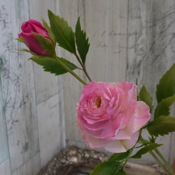 樹脂粘土の花【ピンクのバラとつぼみ　各1本セット　】 2枚目の画像