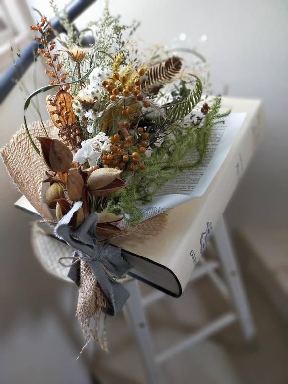 ベルギーナッツと青葛藤と枝ものを束ねた大きな 針葉樹のスワッグ ドライ