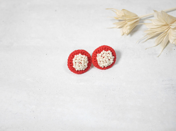 tsubu tsubu*赤いレース糸と白ビーズのお花みたいなピアス(イヤリング) 1枚目の画像