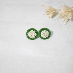 tsubu tsubu*緑色のレース糸と白ビーズのお花みたいなピアス(イヤリング) 1枚目の画像