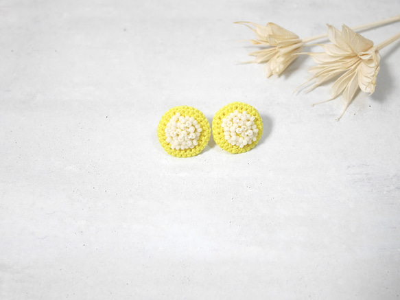 tsubu tsubu*黄色いレース糸と白ビーズのお花みたいなピアス(イヤリング) 1枚目の画像