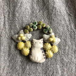 陶器　小さな繋ぎのブローチ　子猫と黄色の花と実 1枚目の画像