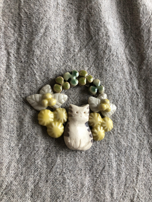 陶器　小さな繋ぎのブローチ　子猫と黄色の花と実 2枚目の画像