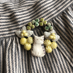 陶器　小さな繋ぎのブローチ　子猫と黄色の花と実 6枚目の画像