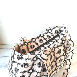 ミナペルホネンanemone刺繍リネン&コットンのトートバッグ/light beige×black 5枚目の画像