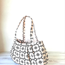 ミナペルホネンanemone刺繍リネン&コットンのトートバッグ/light beige×black 2枚目の画像