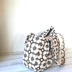 ミナペルホネンanemone刺繍リネン&コットンのトートバッグ/light beige×black 4枚目の画像