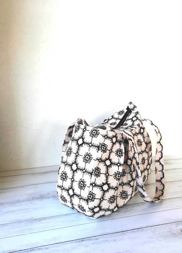 ミナペルホネンanemone刺繍リネン&コットンのトートバッグ/light beige×black 4枚目の画像