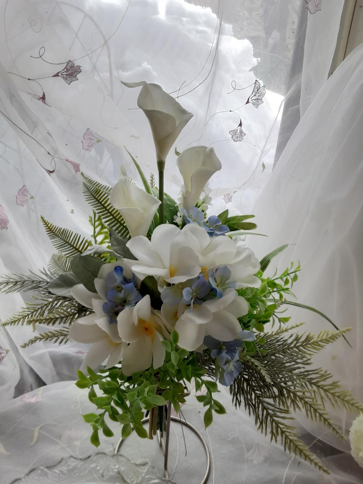 プルメリアとカラーのナチュラルクラッチブーケ 8,520円