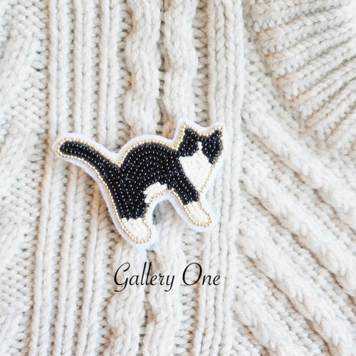白黒ハチワレ靴下ねこのビーズ刺繍ブローチ‧*。 ブローチ yuka