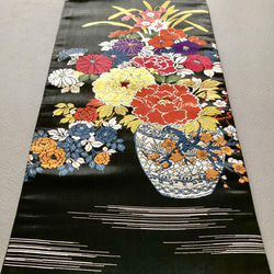 帯のタペストリー　漆黒に刺繍の華　 サスティナブル 着物リメイク インテリア 5枚目の画像