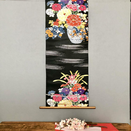 帯結びの着物　タペストリー 帯のタペストリー 漆黒に蝶と菊花 帯 リメイク インテリア