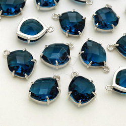 【1個入り】キュートグラスストーンチャーム、ナッツ、非対称、14㎜、モンタナブルー＆シルバ―/PD-2747-OR 1枚目の画像