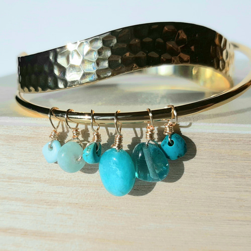 青い石のバングル】天然石きらめく物語アクセサリー バングル・リスト