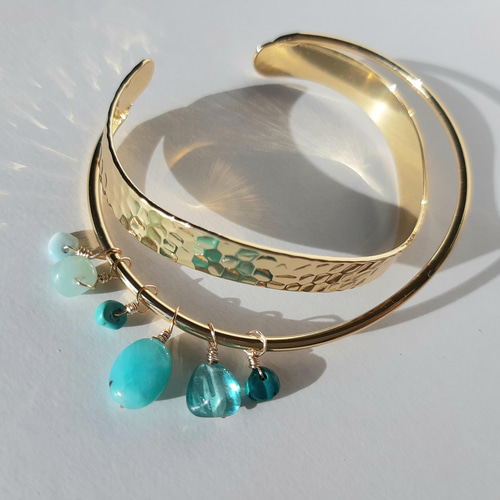 青い石のバングル】天然石きらめく物語アクセサリー バングル・リスト