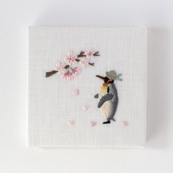 刺繍ファブリックパネル　桜のお花見とペンギン　約10cm角【受注制作】 6枚目の画像