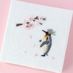 刺繍ファブリックパネル　桜のお花見とペンギン　約10cm角【受注制作】 5枚目の画像
