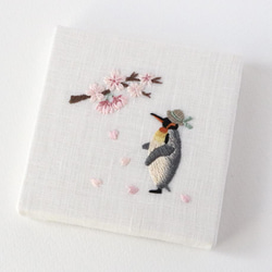 刺繍ファブリックパネル　桜のお花見とペンギン　約10cm角【受注制作】 8枚目の画像