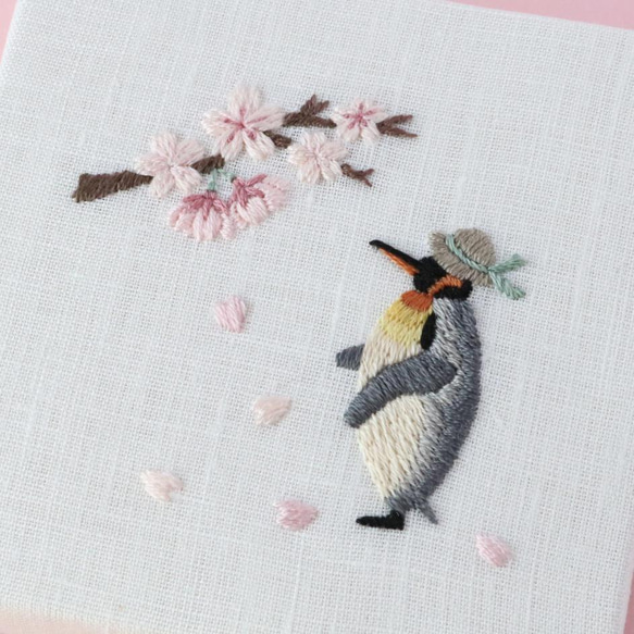 刺繍ファブリックパネル　桜のお花見とペンギン　約10cm角【受注制作】 7枚目の画像