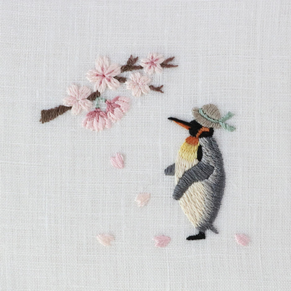 刺繍ファブリックパネル　桜のお花見とペンギン　約10cm角【受注制作】 4枚目の画像
