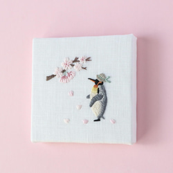 刺繍ファブリックパネル　桜のお花見とペンギン　約10cm角【受注制作】 3枚目の画像