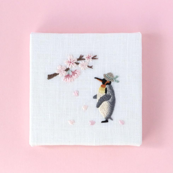 刺繍ファブリックパネル　桜のお花見とペンギン　約10cm角【受注制作】 2枚目の画像