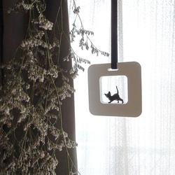 窓辺の風景 2WAYで飾る アロマストーン ■ 四角い出窓　黒猫のいる風景 ■ 『ごはんちょうだい』中腰 4枚目の画像
