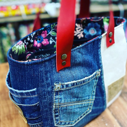 デニムと革のトートバッグ：デニムリメイク×本革持ち手赤 ゴブラン内側