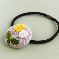 たんぽぽ刺繍　くるみボタンヘアゴム 2枚目の画像