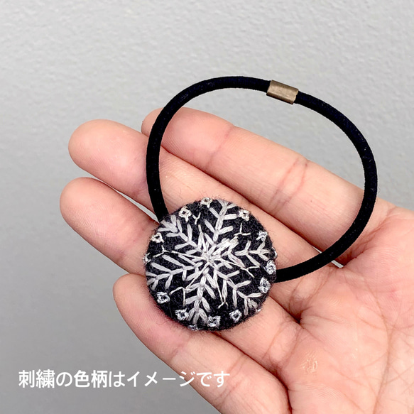 たんぽぽ刺繍　くるみボタンヘアゴム 5枚目の画像