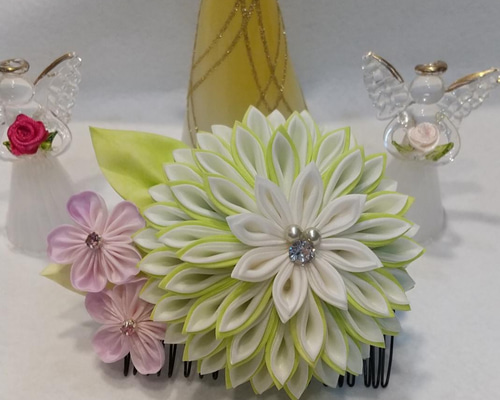 つまみ細工 ダリアと桜のコーム｢キュプラ｣ 黄緑、ピンクぼかし 卒業式
