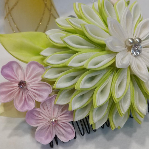 つまみ細工 ダリアと桜のコーム｢キュプラ｣ 黄緑、ピンクぼかし 卒業式