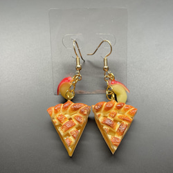 《受注生産》カットアップルパイのピアス　フェイクスイーツ 3枚目の画像