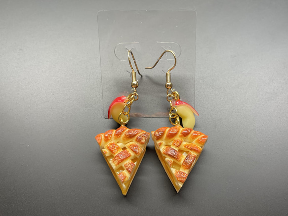 《受注生産》カットアップルパイのピアス　フェイクスイーツ 3枚目の画像