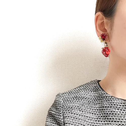 苺とお花の大ぶりピアス【上品・フルーツ・イチゴ・春・スワロフスキー