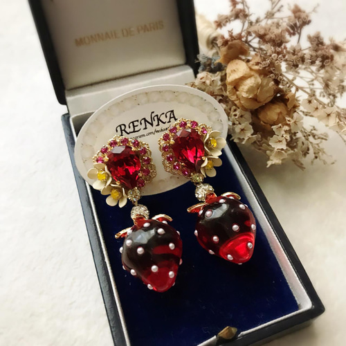 苺とお花の大ぶりピアス【上品・フルーツ・イチゴ・春・スワロフスキー