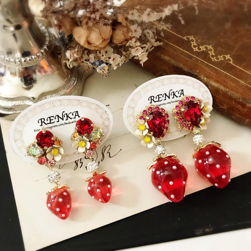 苺とお花の大ぶりピアス【上品・フルーツ・イチゴ・春・スワロフスキー